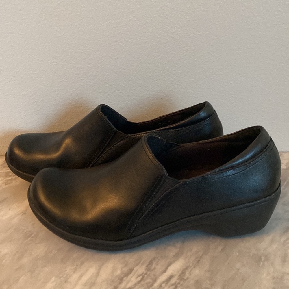 Clarks slip resistant clogs - Picture 2 of 7